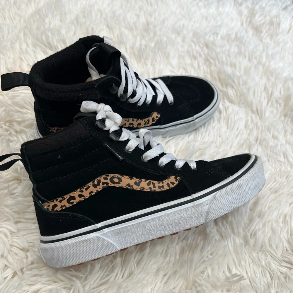 Converse kids‎ hi top sneakers size 2.5